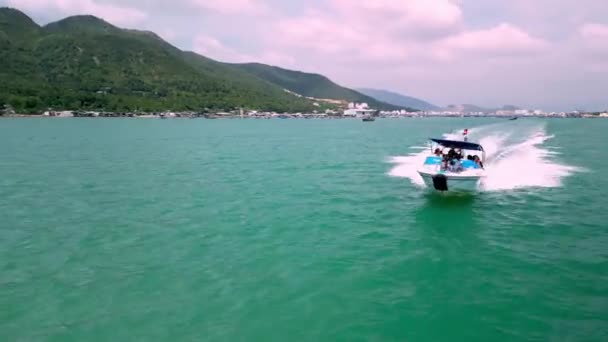 Nha Trang Vietnam February 2023 Speedboat Flies Tourists Sea Excursion — Stock Video
