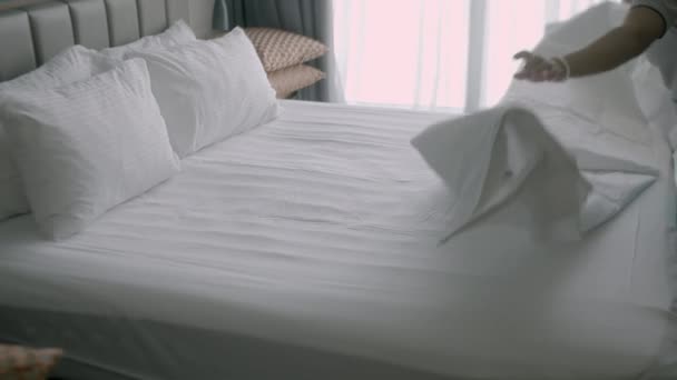 Mulheres Mudam Roupa Cama Quarto Empregados Duas Empregadas Domésticas Hotel — Vídeo de Stock