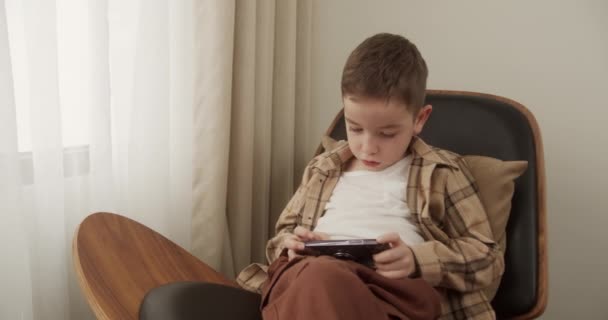 Όμορφο Παιδί Αγόρι Ετών Παίζει Κινητό Παιχνίδι Στο Smartphone Στο — Αρχείο Βίντεο