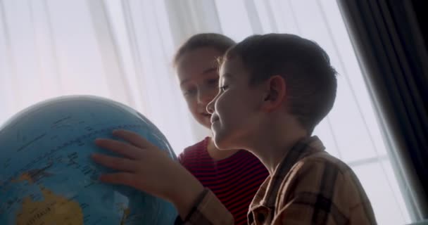 Дитина Мамою Вчиться Вдома Під Час Заходу Сонця Кімнаті Хлопчик — стокове відео