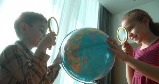 Діти Навчаються Сидячи Вдома Під Час Променів Захід Сонця Кімнаті — стокове відео