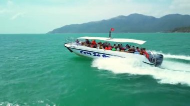 Nha Trang, Vietnam - 10 Şubat 2023: Sürat teknesi turistlerle birlikte Vietnam 'da bir deniz gezisinde. 4K.