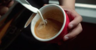 Kahve barmeni ağır ağır kahve sanatı.