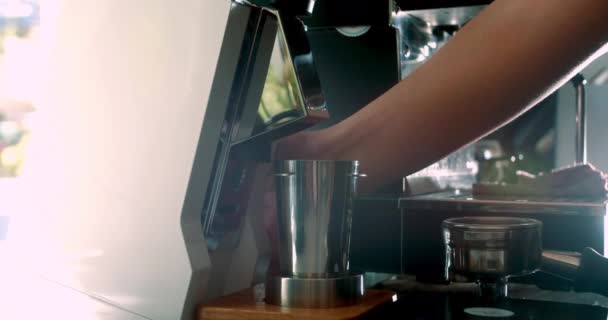 Close Slow Motion Grounding Coffee Coffee Machine Dalam Bahasa Inggris — Stok Video