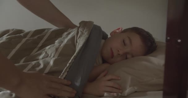 Küçük Çocuk Beşiğinde Tatlı Tatlı Uyuyor Uykusunda Gülümsüyor Anne Kızına — Stok video