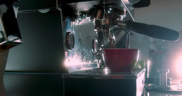 Robiąc Filiżankę Mocnej Kawy Ekspresie Kawy Tylne Światło Oświetla Parę — Wideo stockowe