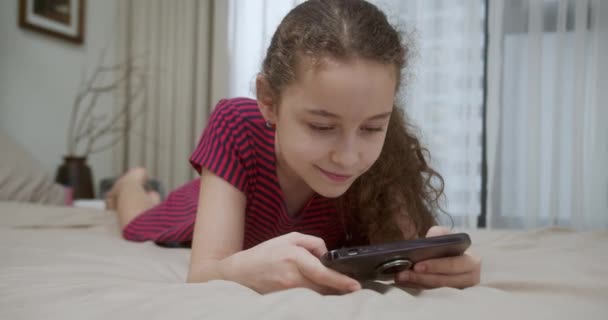Criança Jogando Videogame Dentro Casa Menina Bonita Criança Anos Idade — Vídeo de Stock