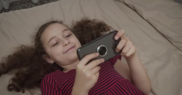 Evde Video Oyunu Oynayan Bir Çocuk Güzel Bir Kız Çocuğu — Stok video