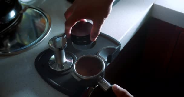 Parząca Kawa Tampowaniem Świeżej Kawy Ubijanie Świeżej Kawy Profesjonalny Barista — Wideo stockowe