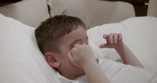 Yanaklarından Süzülen Büyük Gözyaşları Akan Sevimli Bir Çocuğun Portresi Evde — Stok video