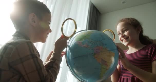 Çocuklar Evde Otururken Gün Batımını Seyrediyor Sabahları Gün Batımında Çocuklar — Stok video