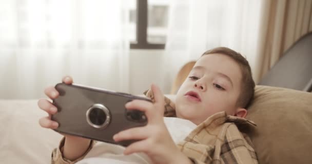 Smukke Barn Dreng Gammel Spille Mobile Spil Smartphone Derhjemme Sød – Stock-video
