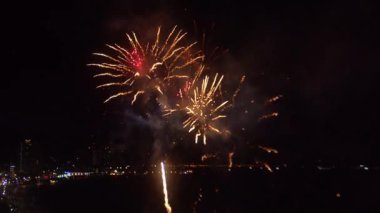 4 bin. Parlak yeni yıl havai fişekleri 2023. Güzel yeni yıl arifesi. Parlayan döngü bokeh. Noel 'de tatil günü. Güzel, parlak, renkli bir gösteri. Yılbaşı arifesi. Ulusal festival gökyüzü