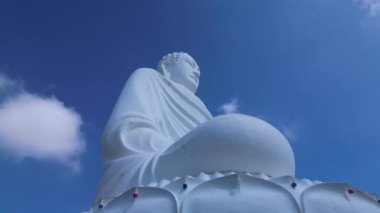 Uçsuz bucaksız mavi gökyüzü ve Vietnam 'ın Büyük Buda' sı. Büyük Buda 'nın sisli beyaz heykeli. Beyaz Buda Vietnam, Nha Trang Vietnam 'ın simgelerinden biridir. 4K.