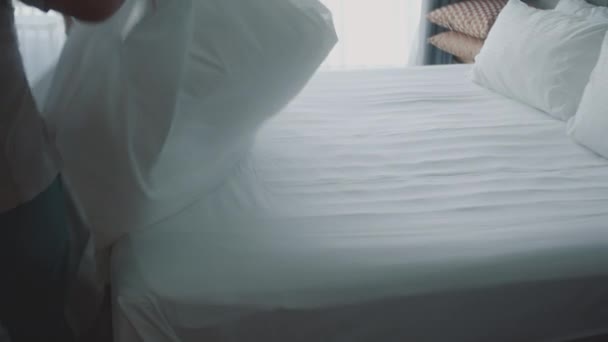 Womans Mengubah Tempat Tidur Dalam Ruangan Karyawan Dua Pembantu Hotel — Stok Video