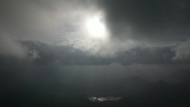 Luftaufnahme Von Sonnenuntergang Und Malerischen Bewaldeten Bergen Rund Die Stadt — Stockvideo