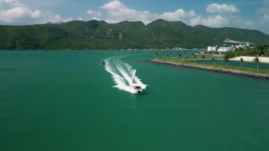 Nha Trang, Vietnam - 10 Şubat 2023: Sürat teknesi turistlerle birlikte Vietnam 'da bir deniz gezisinde. 4K.