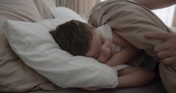 Küçük Çocuk Beşiğinde Tatlı Tatlı Uyuyor Uykusunda Gülümsüyor Anne Kızına — Stok video