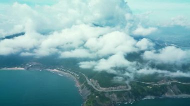 Nha Trang Vietnam kıyı yolunun aşağı bakan hava aracı virajları güzel deniz manzaralı insansız hava aracı Vietman kıyı şeridi üzerinde ünlü bir turizm merkezidir. Plajın çevresindeki en iyi trafik yolu.