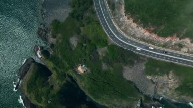 Nha Trang Vietnam kıyı yolunun aşağı bakan hava aracı virajları güzel deniz manzaralı insansız hava aracı Vietman kıyı şeridi üzerinde ünlü bir turizm merkezidir. Plajın çevresindeki en iyi trafik yolu.