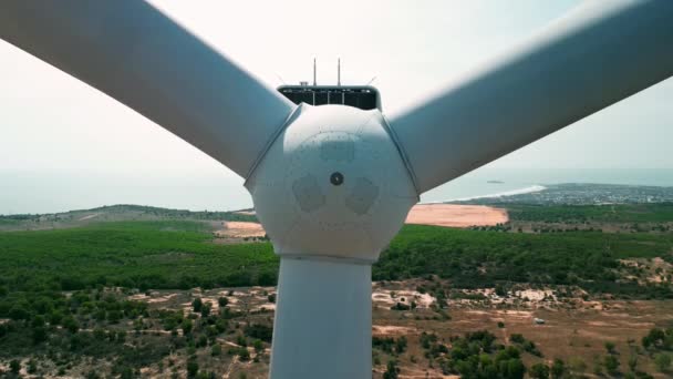 Vista Aérea Grande Turbina Eólica Com Lâminas Ver Sol Céu — Vídeo de Stock