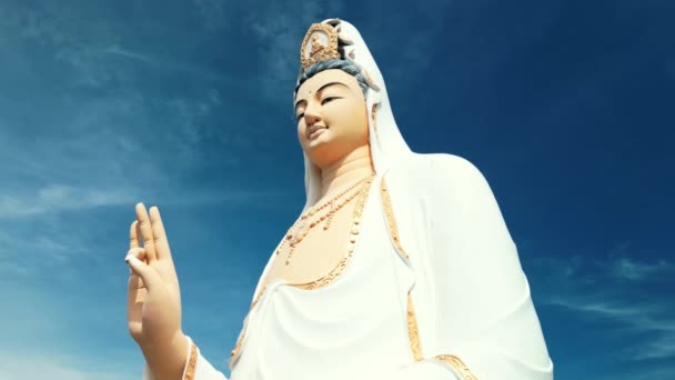 从空中俯瞰越南大佛 蓝色天空中的大佛白色雕像 大佛宝盒是Nha Trang越南4K的地标之一 — 图库视频影像