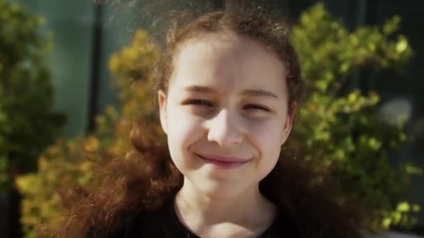 Gelukkig Kind Zonnestralen Klein Meisje Gezicht Park Close Portret Droom — Stockvideo