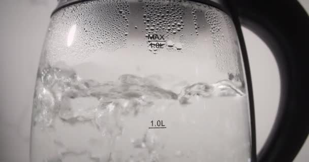 将开水放在透明盘子或玻璃杯茶壶或平底锅中的近景 沸水是一种强烈的气泡液体 — 图库视频影像
