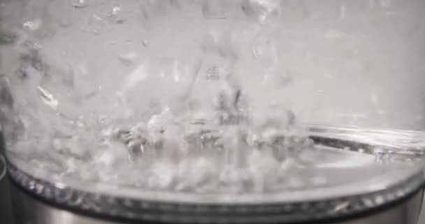 Βραστό Νερό Φυσαλίδες Στο Κάτω Μέρος Του Βραστήρα Αργή Κίνηση — Αρχείο Βίντεο