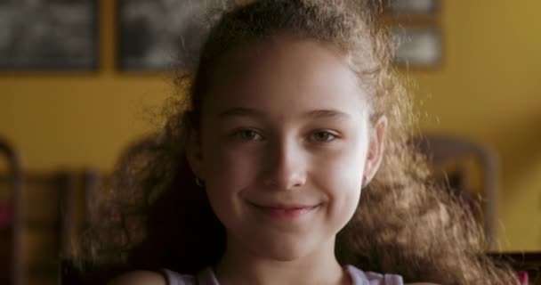 Retrato Engraçado Menina Sorrindo Criança Olhando Para Câmera Estão Sentados — Vídeo de Stock
