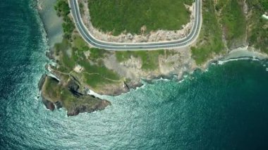 Nha Trang Vietnam kıyı yolunun aşağı bakan hava aracı virajları güzel deniz manzaralı insansız hava aracı Vietman kıyı şeridi üzerinde ünlü bir turizm merkezidir. Plajın çevresindeki en iyi trafik yolu.