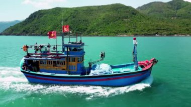 Nha Trang, Vietnam - 10 Şubat 2023: Sürat teknesi turistlerle birlikte Vietnam 'da bir deniz gezisinde. 4K.