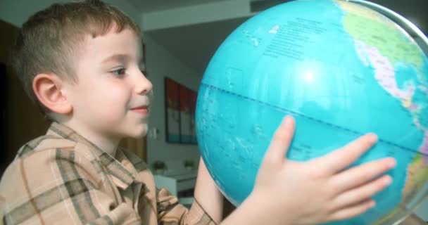 Симпатичный Ребенок Лет Смотрит Земной Шар Через Увеличительное Стекло Технология — стоковое видео