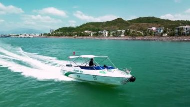 Nha Trang, Vietnam - 10 Şubat 2023: Sürat teknesi turistlerle birlikte Vietnam 'da bir deniz gezisinde. 4K.