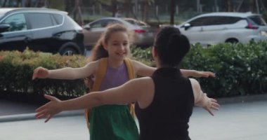 Sevecen, sevgi dolu küçük bir kız şefkatli bir ebeveyn, kapalı gözlü bir anne, sevimli bir kız, annesine sarılıyor, okuldan sonra kızını bekleyen bir anne..