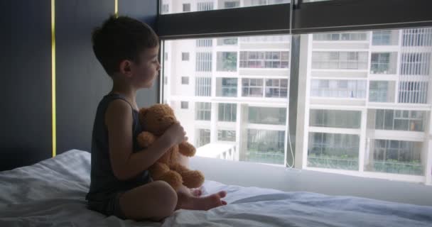 Schattige Kleine Gelukkige Jongen Zit Zijn Kamer Het Bed Met — Stockvideo