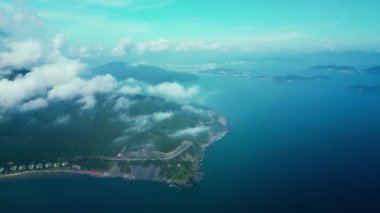 Nha Trang Vietnam kıyı yolunun aşağı bakan hava aracı virajları güzel deniz manzaralı insansız hava aracı Vietman kıyı şeridi üzerinde ünlü bir turizm merkezidir. Plajın çevresindeki en iyi trafik yolu.