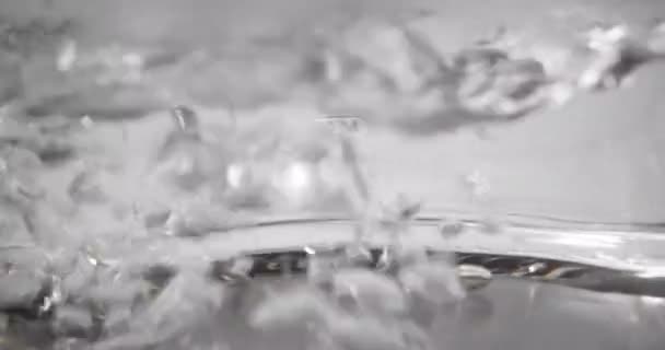 Menutup Pandangan Air Mendidih Dalam Piring Transparan Atau Dalam Teko — Stok Video