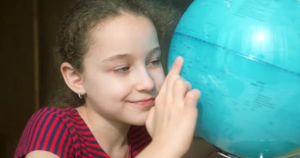 Портрет Маленькой Девочки Школьницы Стоящей Солнце Комнате Объятиях Глобусом Симпатичный — стоковое видео