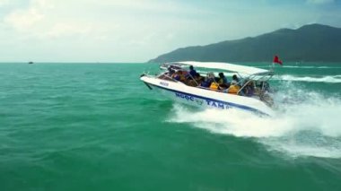 Nha Trang, Vietnam - 10 Şubat 2023: Sürat teknesi turistlerle birlikte Vietnam 'da bir deniz gezisinde. 4K.