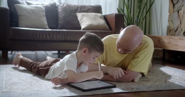 Keluarga Bahagia Orang Tua Muda Berbaring Lantai Hangat Rumah Ayah — Stok Video
