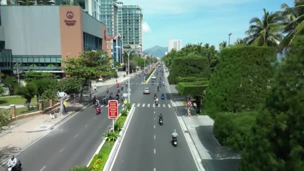 高層ビルのドローン撮影ベトナムの高層ビルが近づいています Nha Trangの路上でドローンを撮影する ベトナムの都市地域の空中撮影 Nha Trang ベトナム 2023 — ストック動画