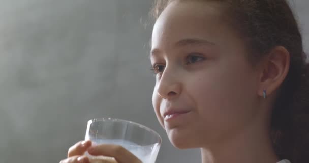 Szczęśliwy Uśmiech Dziecko Pije Mleko Zdrowe Jedzenie Dziecka Jedząc Śniadanie — Wideo stockowe