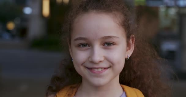 Mutlu Bir Okul Kızının Portresi Gülümseyen Bir Okul Kızı Sırt — Stok video