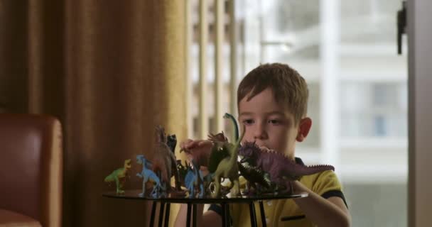 Милый Ребенок Дошкольного Возраста Разговаривает Игрушками Играющими Динозавров Игрушки Сидят — стоковое видео