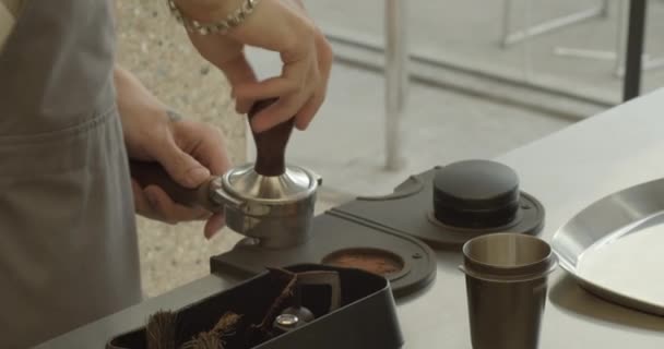 Preparare Caffè Macinato Con Tamping Caffè Fresco Primo Piano Preparare — Video Stock