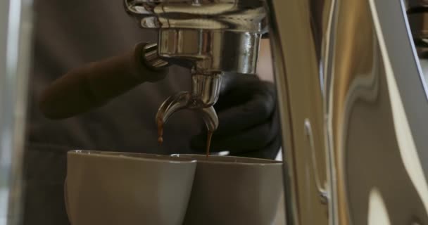 用杯子把咖啡从机器上倒出来 流动新鲜的地面咖啡 自制热浓缩咖啡 — 图库视频影像