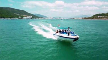 Nha Trang, Vietnam - 10 Şubat 2023: Sürat teknesi turistlerle birlikte Vietnam 'da bir deniz gezisinde. 4K.