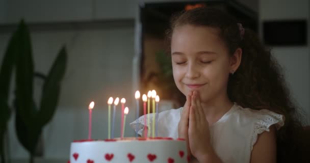Πορτρέτο Του Χαρούμενος Όμορφο Κοριτσάκι Κλειστά Μάτια Κάνοντας Ευχές Και — Αρχείο Βίντεο