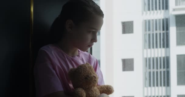 Menina Bonito Retrato Criança Triste Seu Quarto Com Brinquedo Suas — Vídeo de Stock